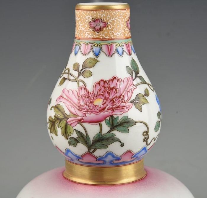 清雍正珐琅彩鎏金胭脂红彩山水纹葫芦瓶