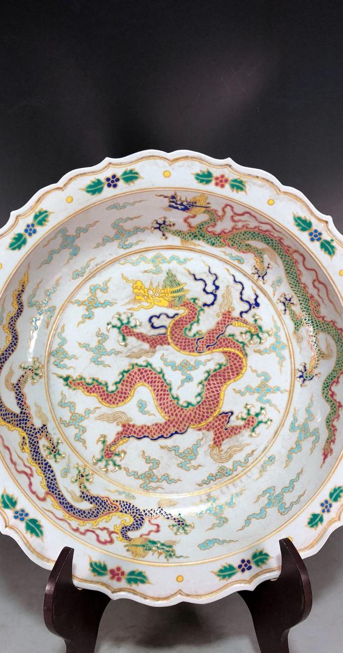 华夏古玩城 瓷器 其它 > 明代宣德五彩描金五龙花边大盘