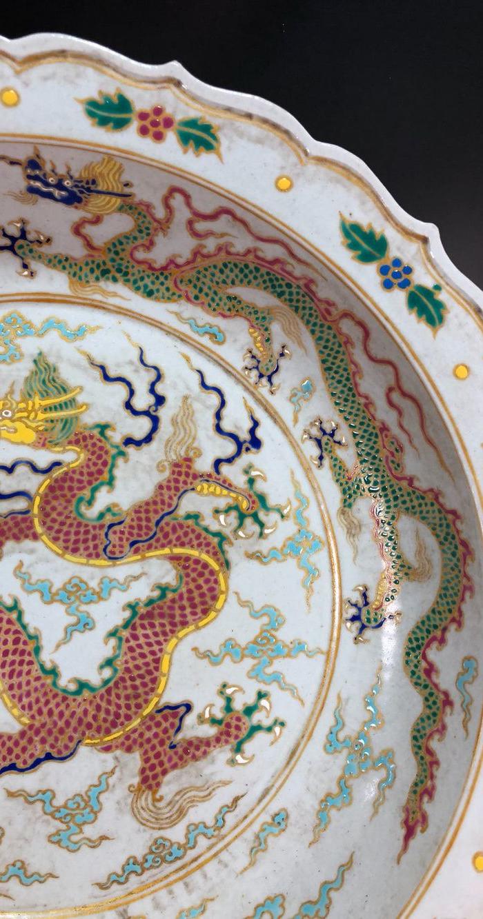 华夏古玩城 瓷器 其它 > 明代宣德五彩描金五龙花边大盘