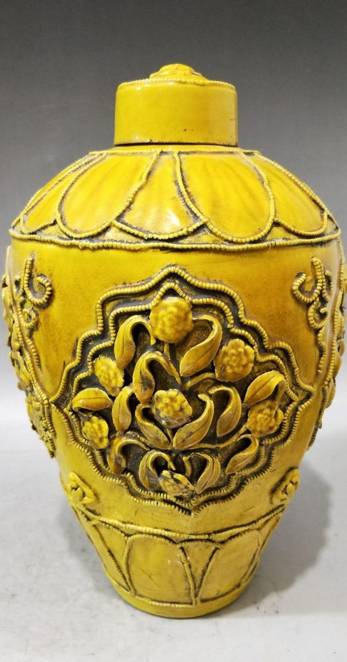 华夏古玩城 瓷器 其它 > 元代黄釉雕刻捏花梅瓶