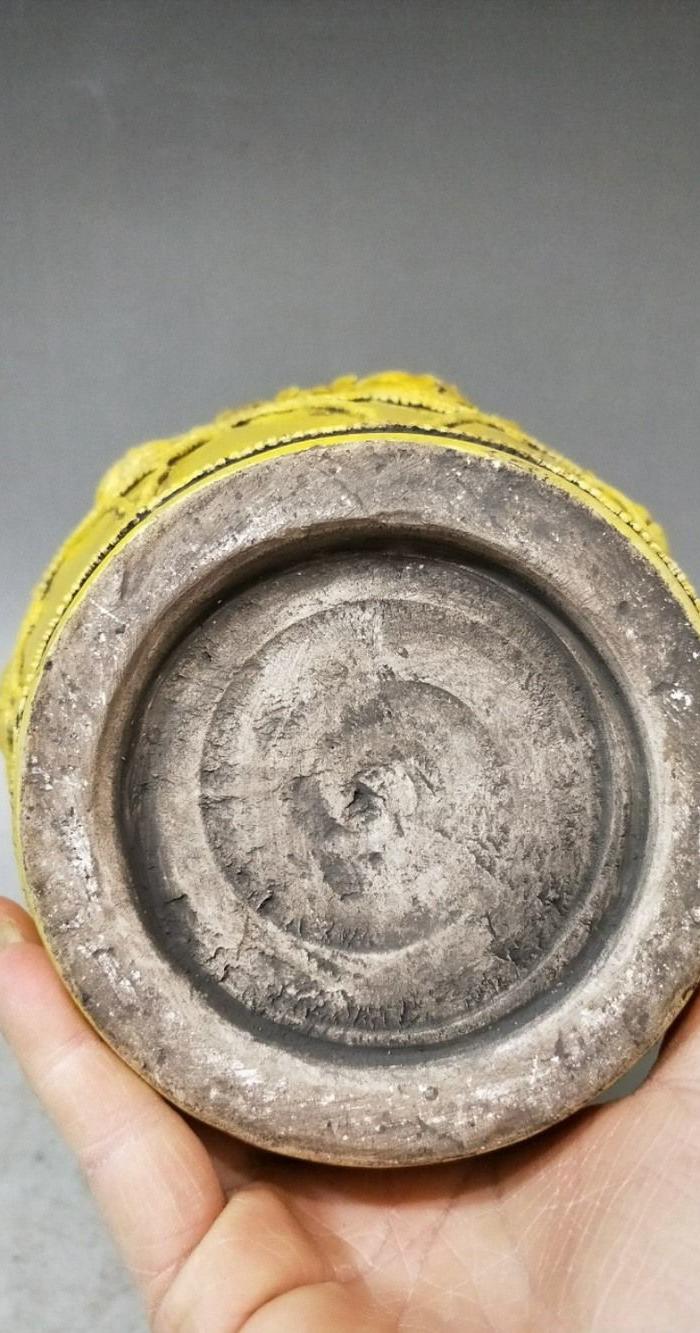 华夏古玩城 瓷器 其它 > 元代黄釉雕刻捏花梅瓶