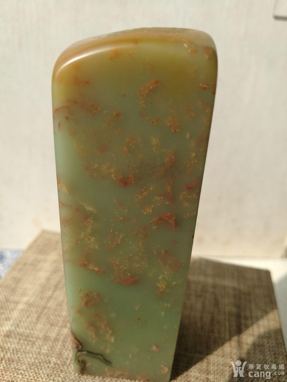 真品 清,吴咨作,寿山艾叶绿朱砂冻石刻荷花素钮闲章