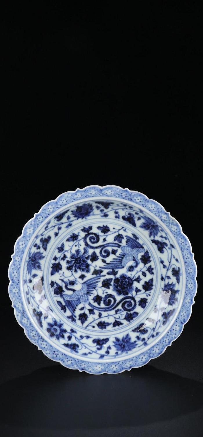 明代: 青花缠枝凤凰纹赏盘