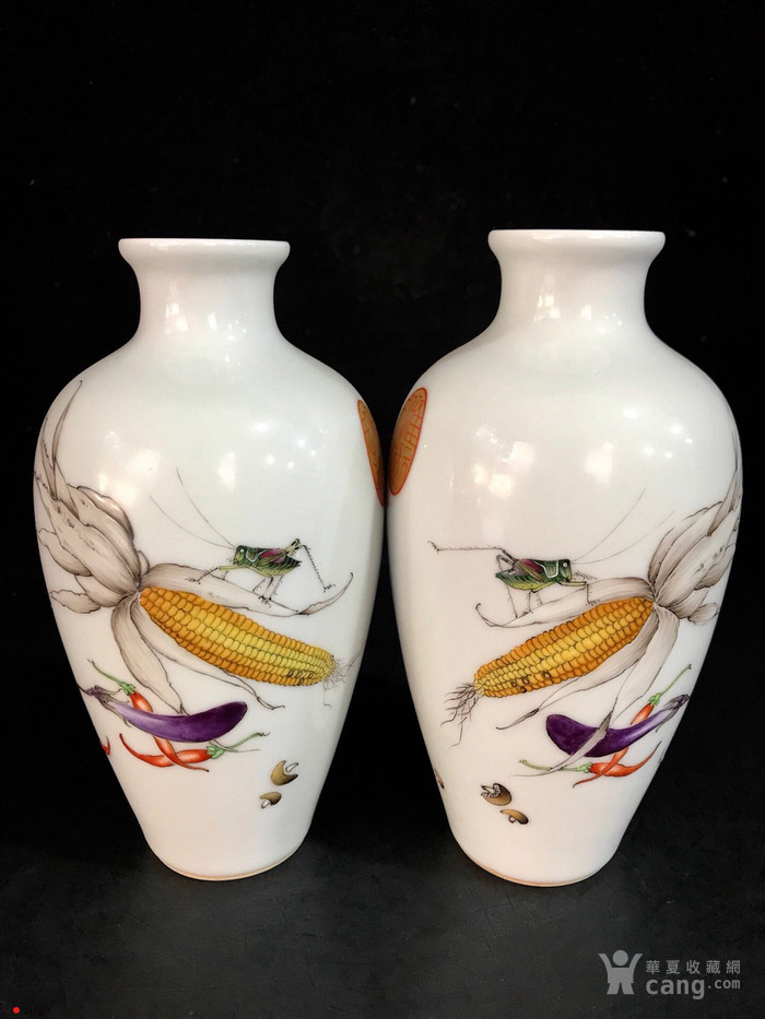 华夏古玩城 瓷器 其它 > 珐琅彩郎世宁恭绘丰收时节兆吉祥纹瓶一对
