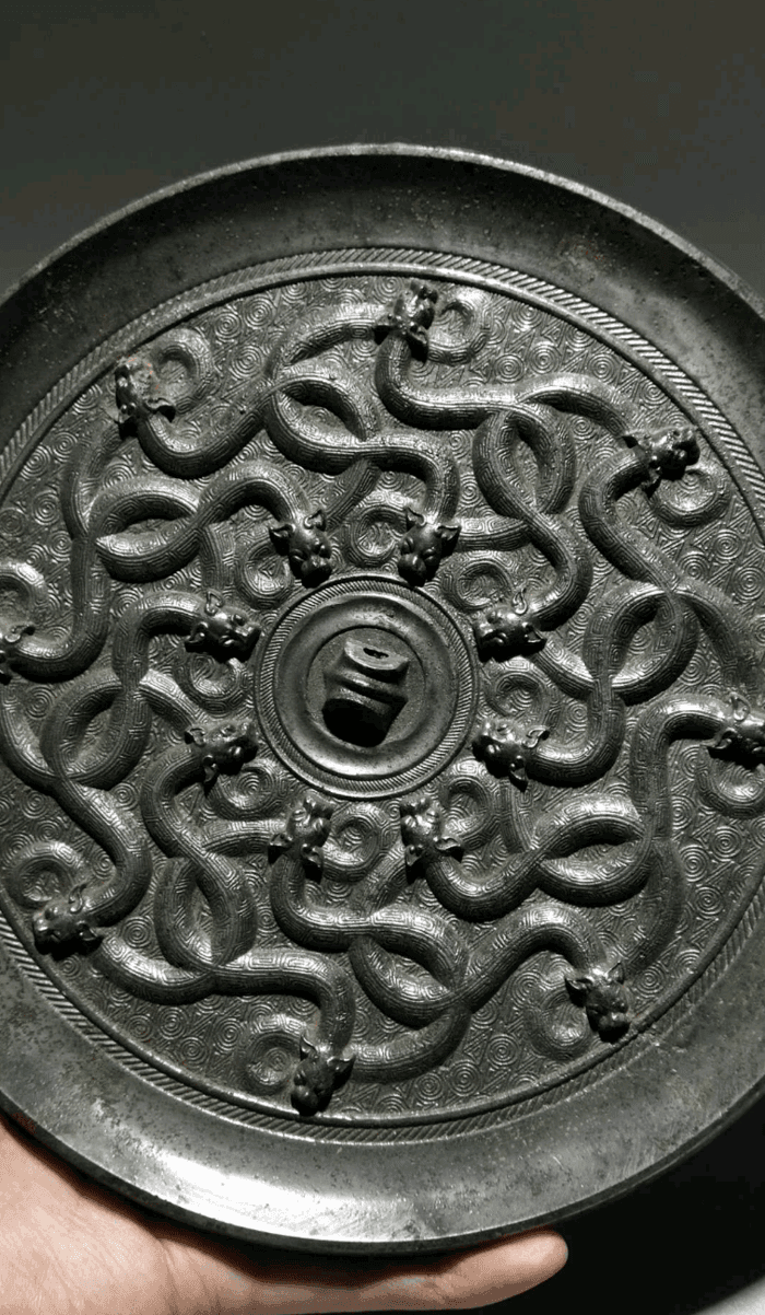 黑漆古蛇纹圆型铜镜