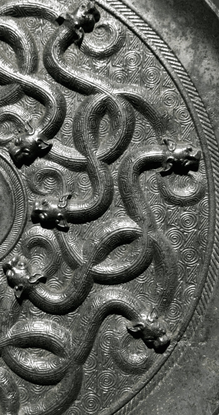 华夏古玩城 铜器 青铜 > 黑漆古蛇纹圆型铜镜 年代:汉 品相:全品