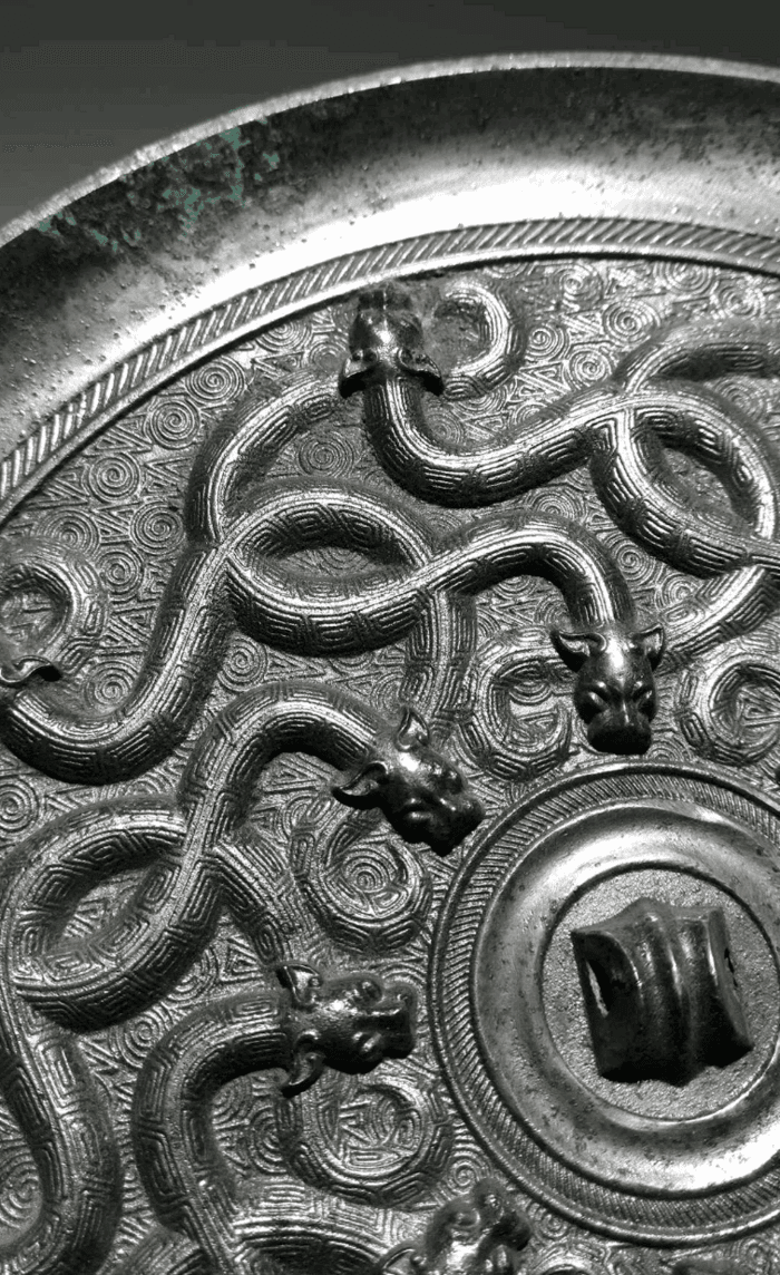 华夏古玩城 铜器 青铜 > 黑漆古蛇纹圆型铜镜 年代:汉 品相:全品