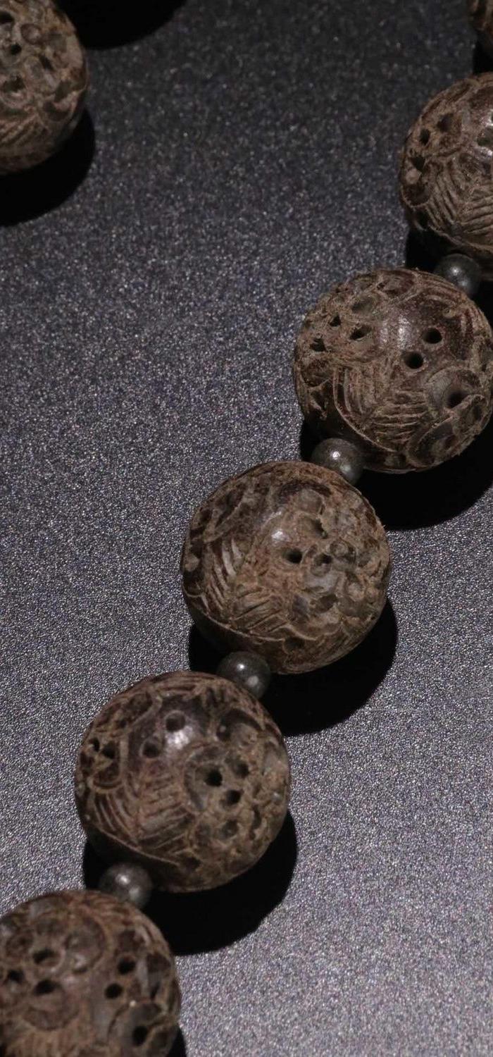 台湾回流: 清代,老沉香 富贵花纹 十八子手持