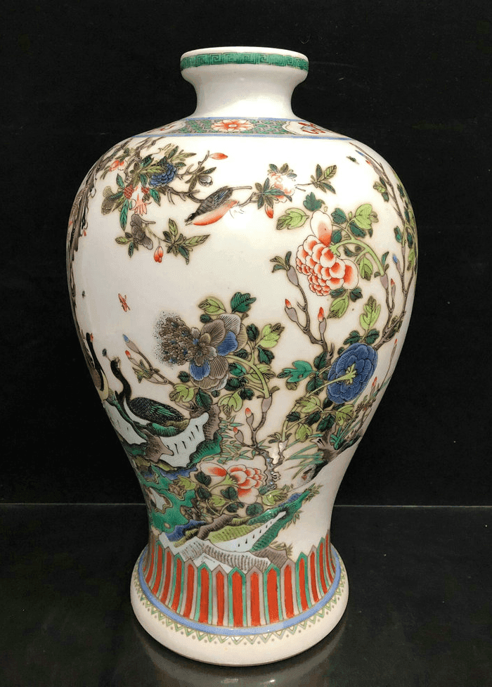 描述:                  康熙粉彩百鸟朝凤纹梅瓶