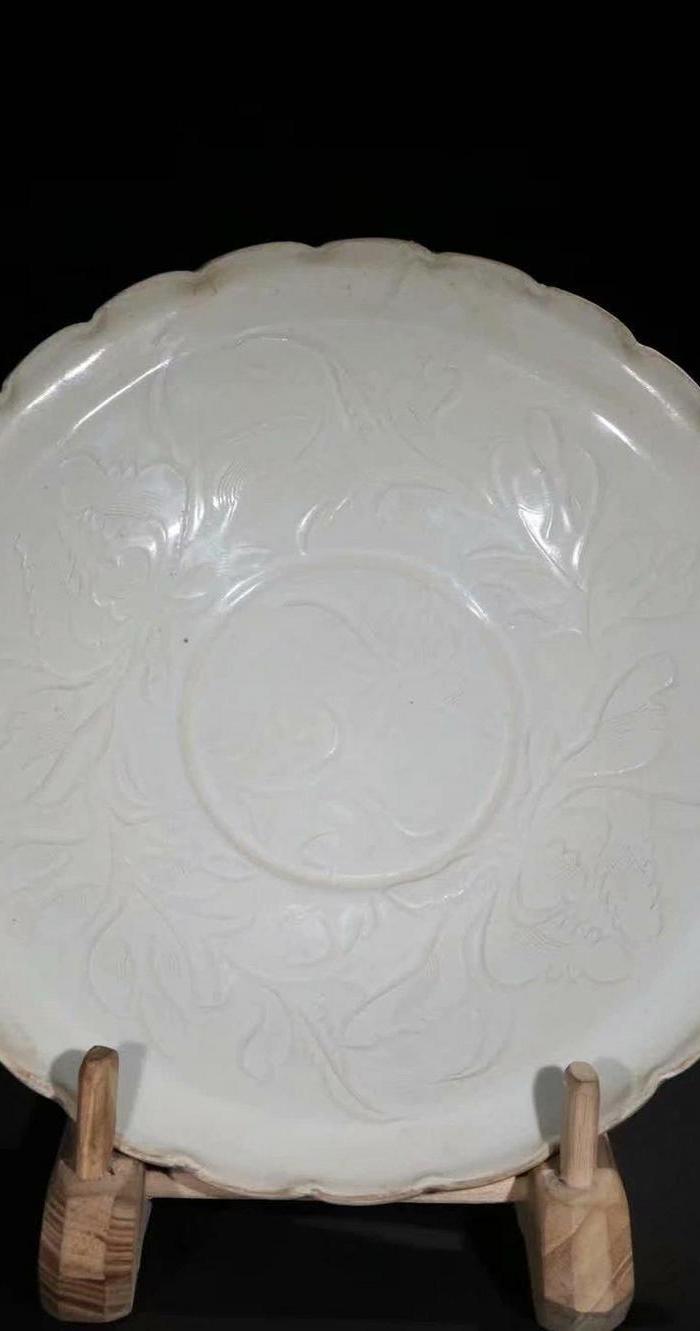 宋 定窑白瓷花瓣形赏盘