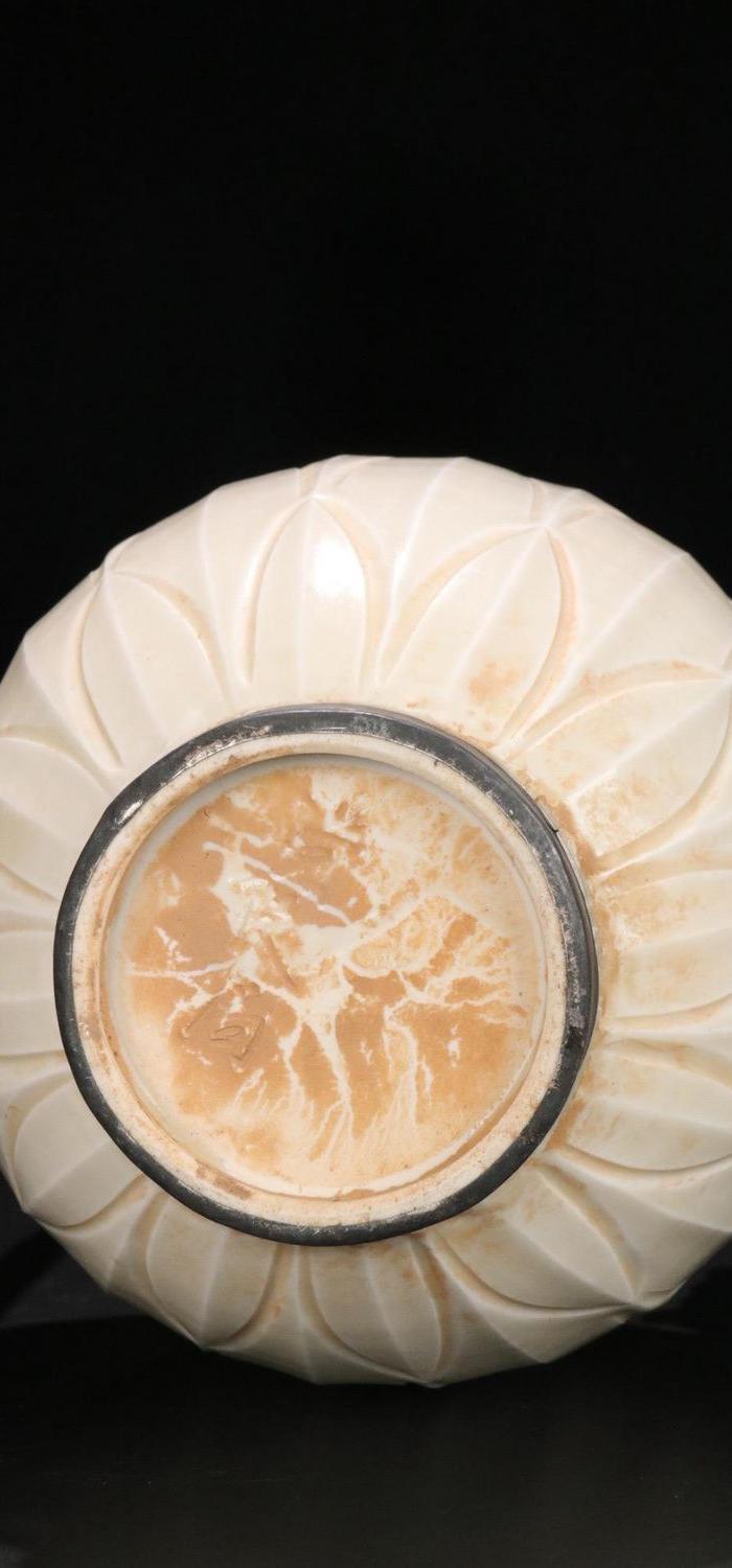 华夏古玩城 瓷器 其它 > 北宋: 定窑白瓷 莲花纹 镶银茶壶