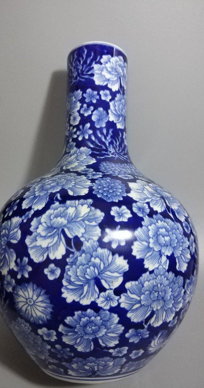 大清乾隆时期青花万花天球瓶