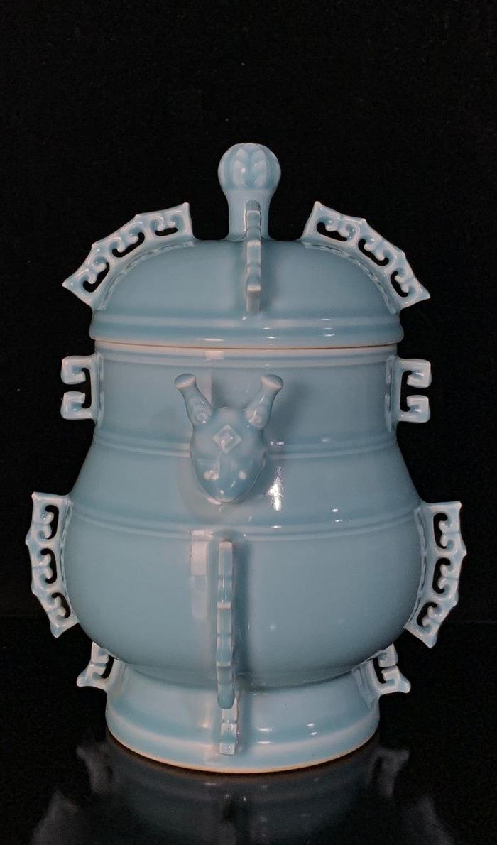 华夏古玩城 瓷器 其它 > 清乾隆单色釉天蓝釉shoutou如意尊