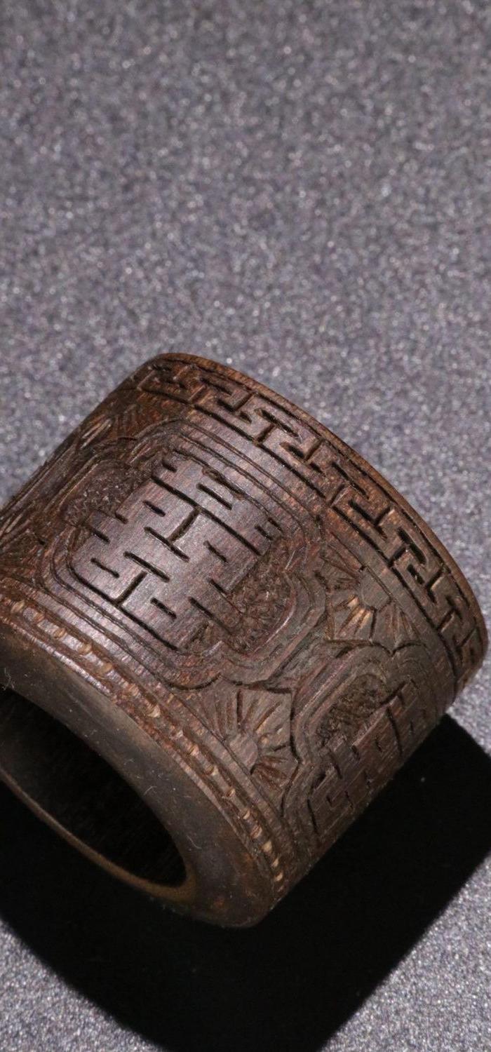 晚清 沉香带盒扳指一套