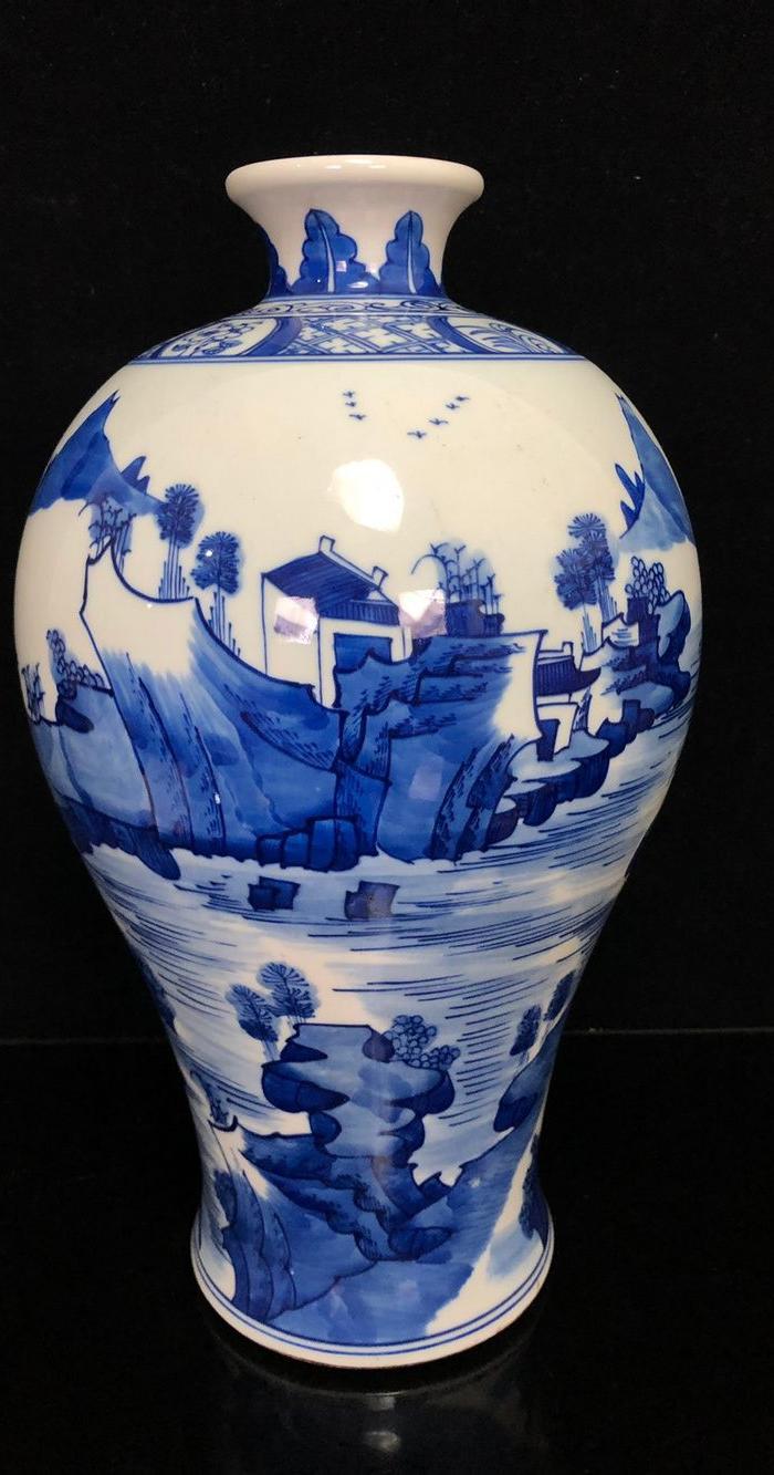 清,青花山水画梅瓶